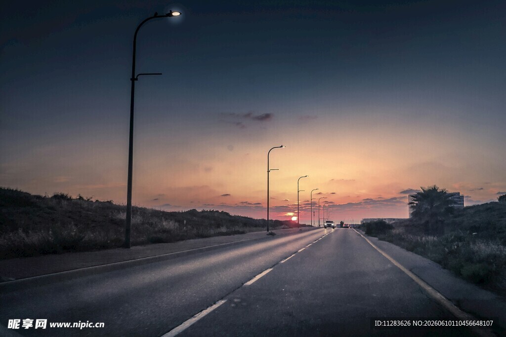 黄昏下的空旷公路