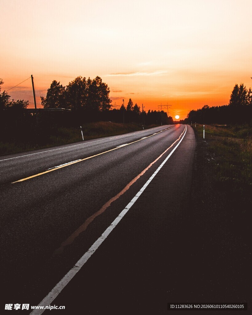 夕阳下的公路美景