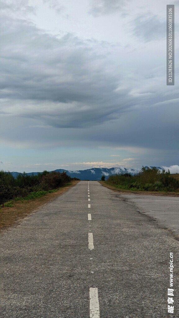空旷公路上的