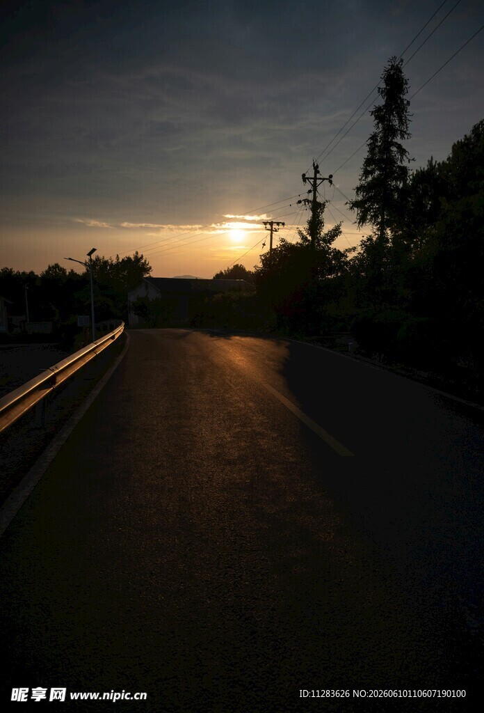 黄昏下的静谧公路