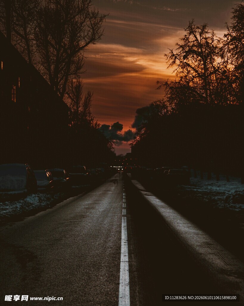 黄昏下的静谧公路