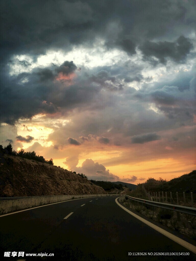 黄昏下的公路与壮丽云霞