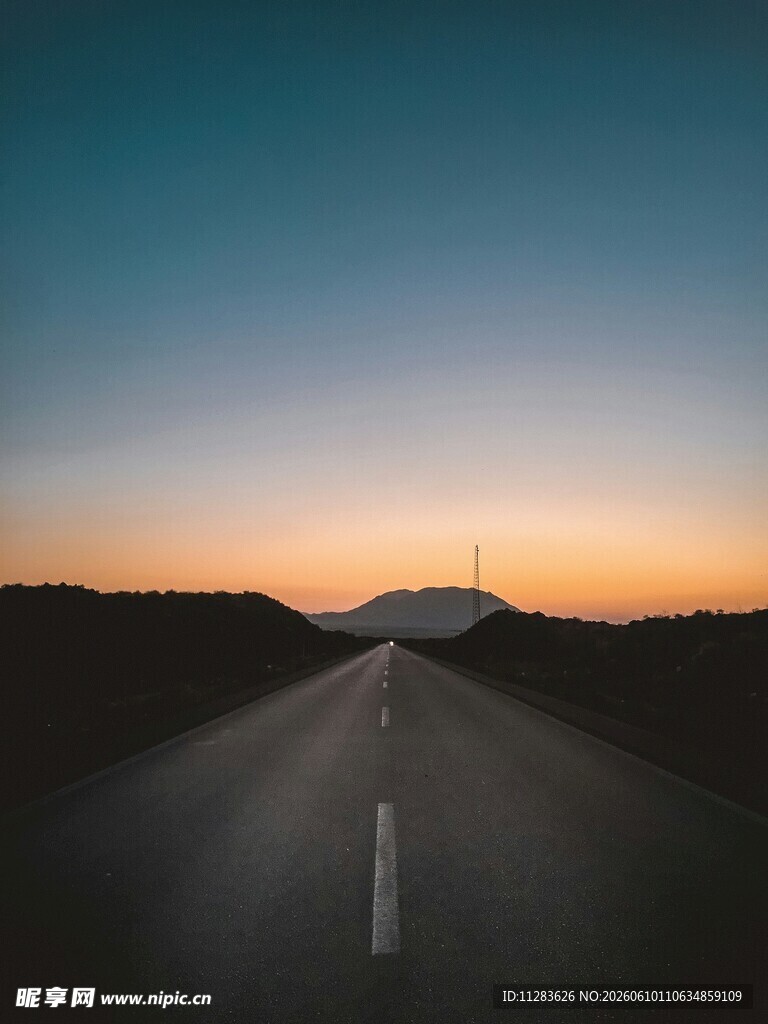 黄昏下的孤独