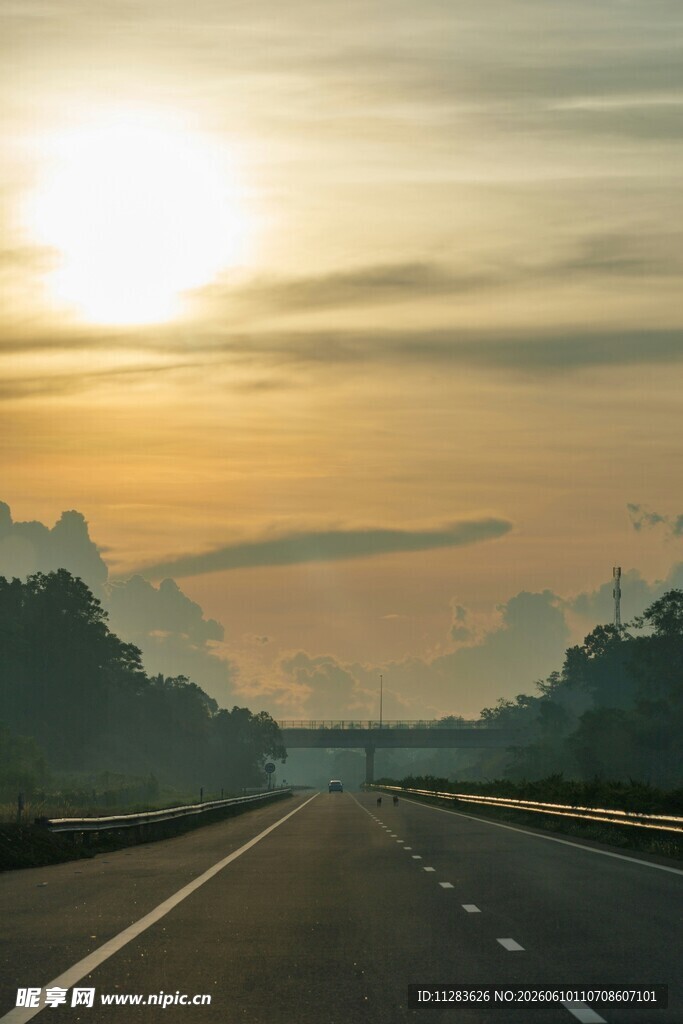 夕阳下的公路