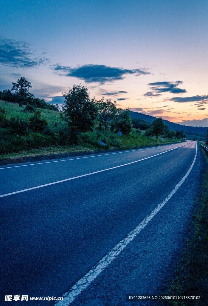 黄昏下的公路美景