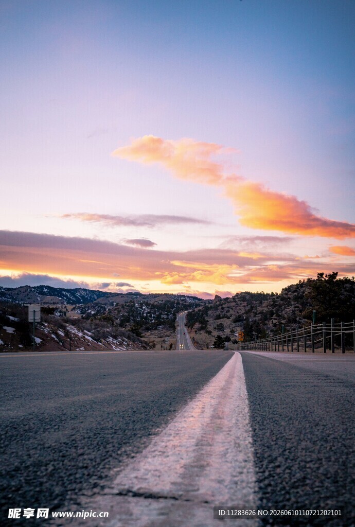 黄昏下的空旷公路美景