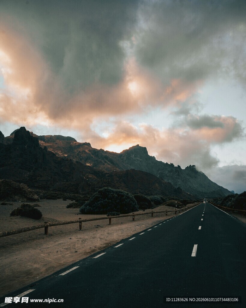 公路尽头的壮丽山景