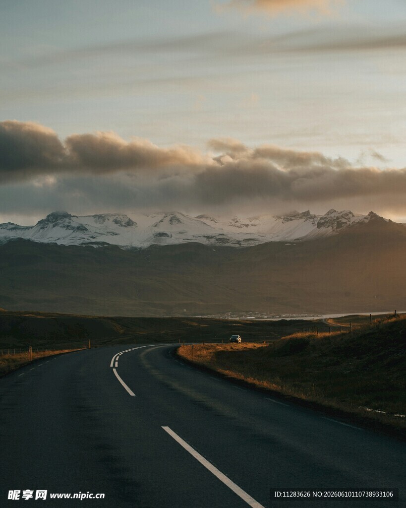 蜿蜒公路与远方壮丽景色