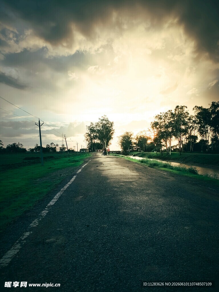 黄昏下的空旷