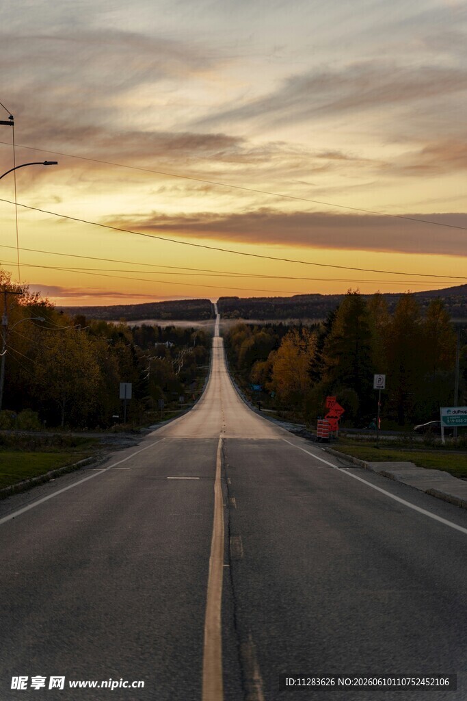 夕阳下的公路美景