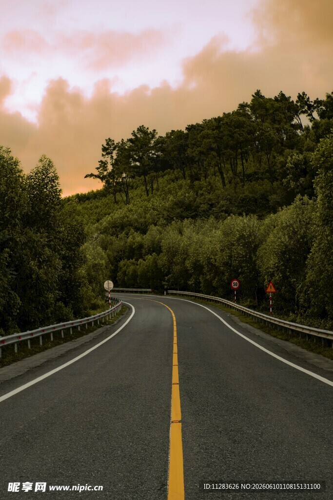 蜿蜒公路穿行