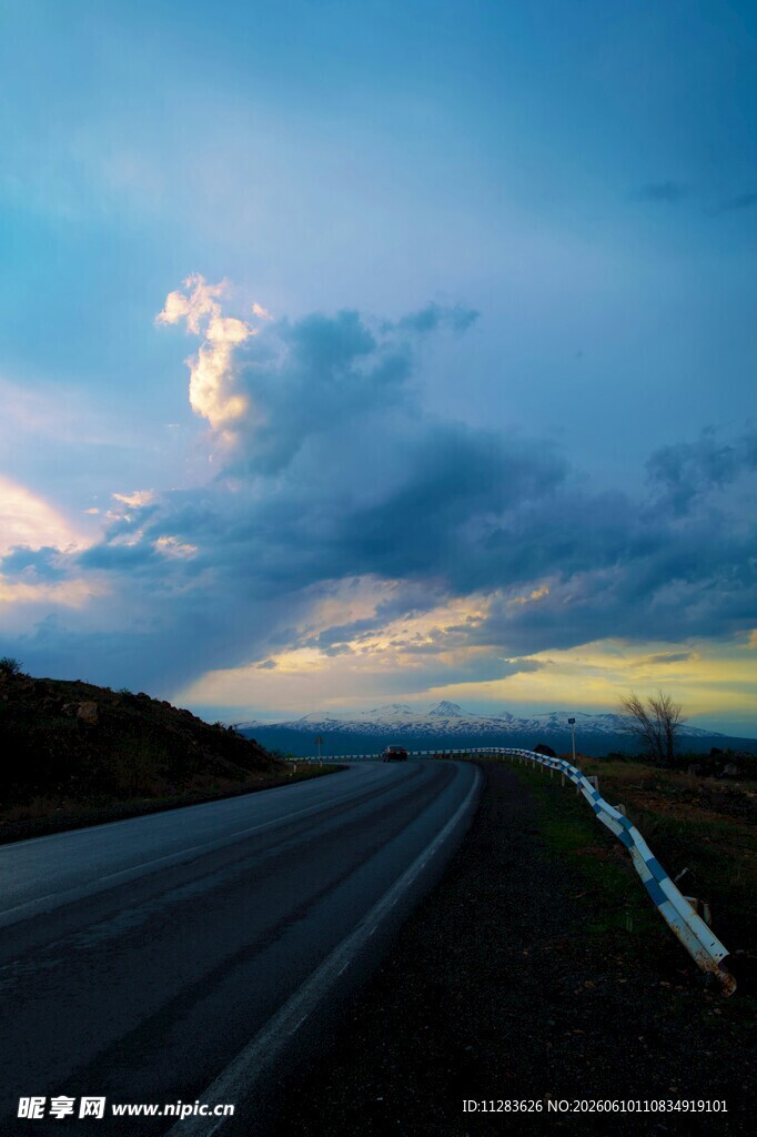 公路尽头的壮丽天空景观