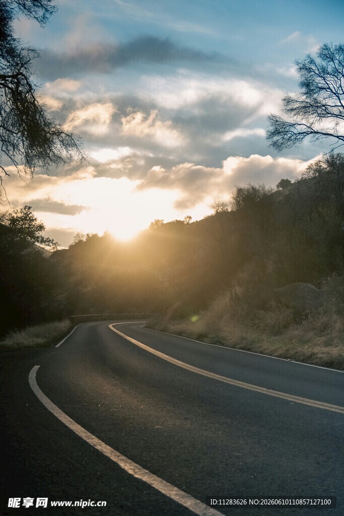 夕阳下的蜿蜒公路美景