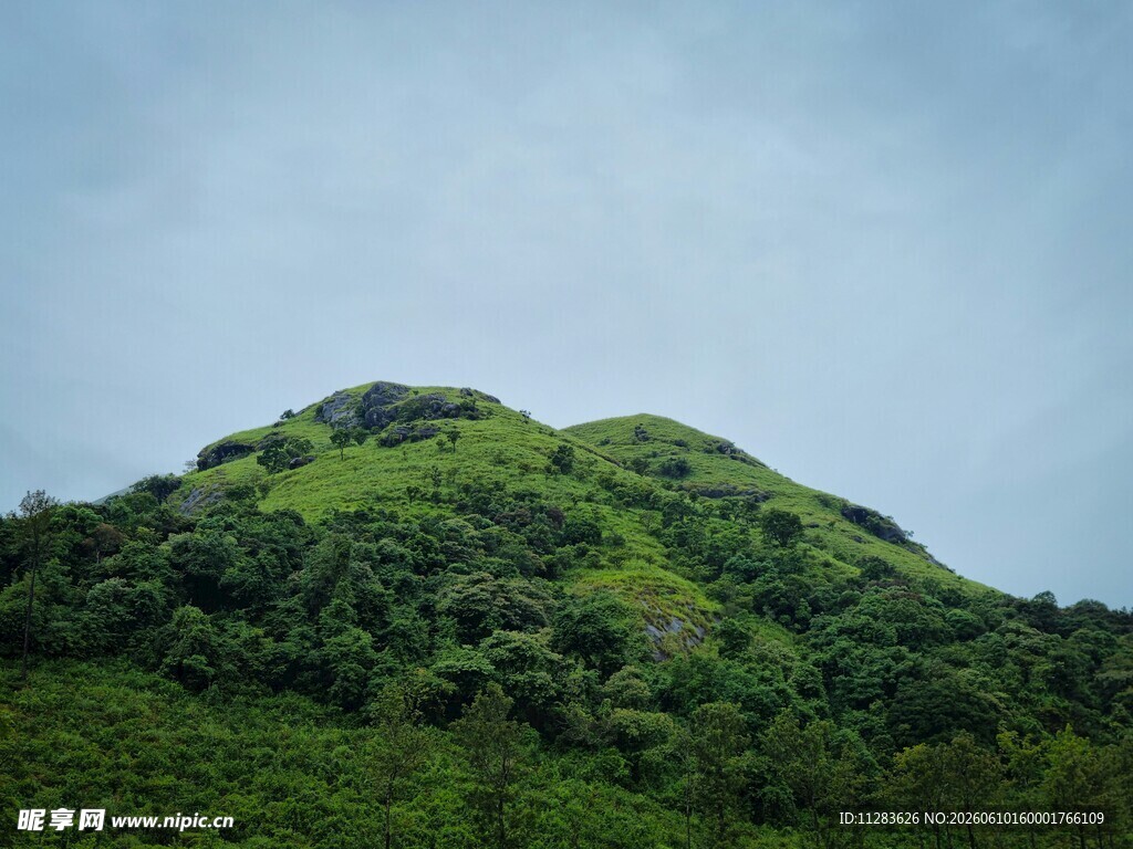 翠绿山峦自然