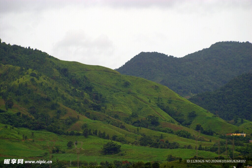 青山绿野间的自然美景