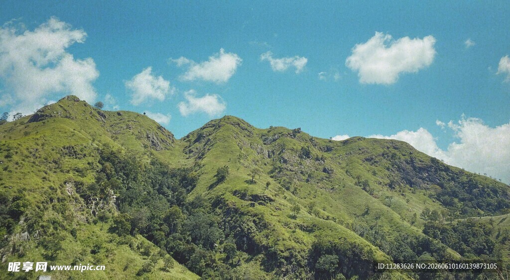 翠绿山峦