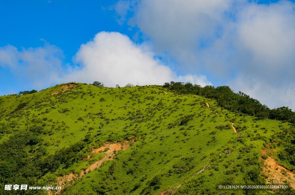 青山蓝天间的自然美景