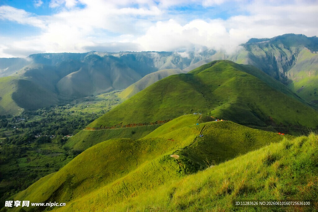 翠绿山峦美景