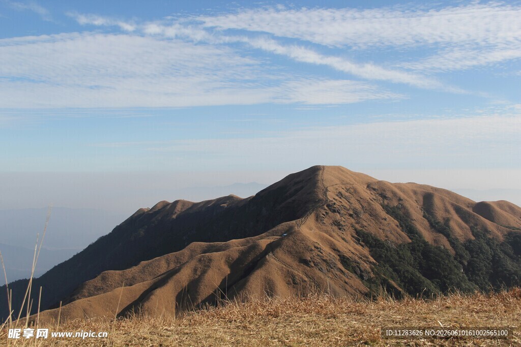 壮丽山峦蓝天