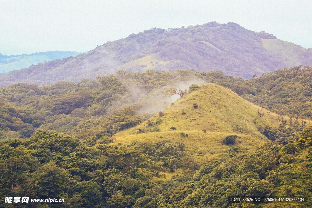 山峦葱郁间的自然美景