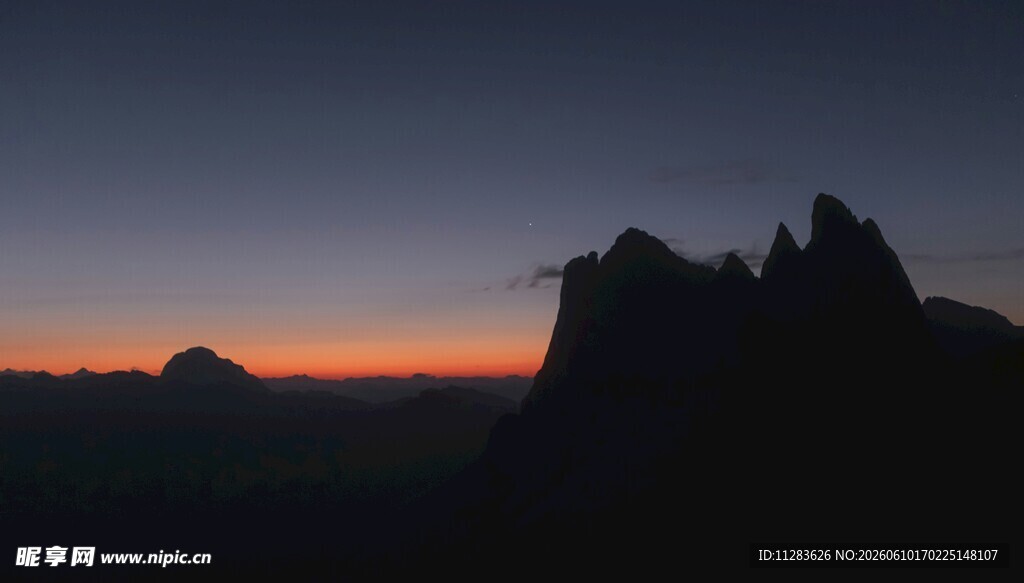 黄昏下的壮丽山峦