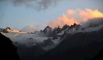 夕阳下的壮丽雪山景观
