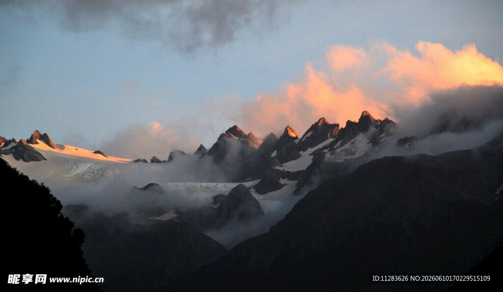 夕阳下的壮丽雪山景观