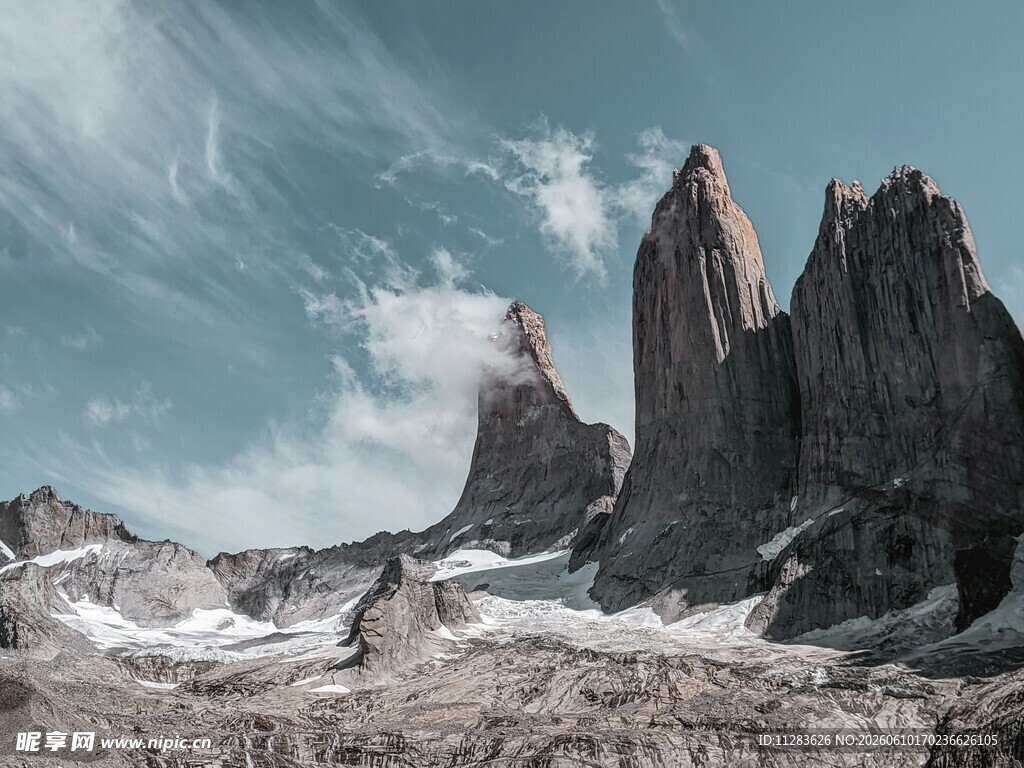 巍峨雪山中的壮观岩石景观