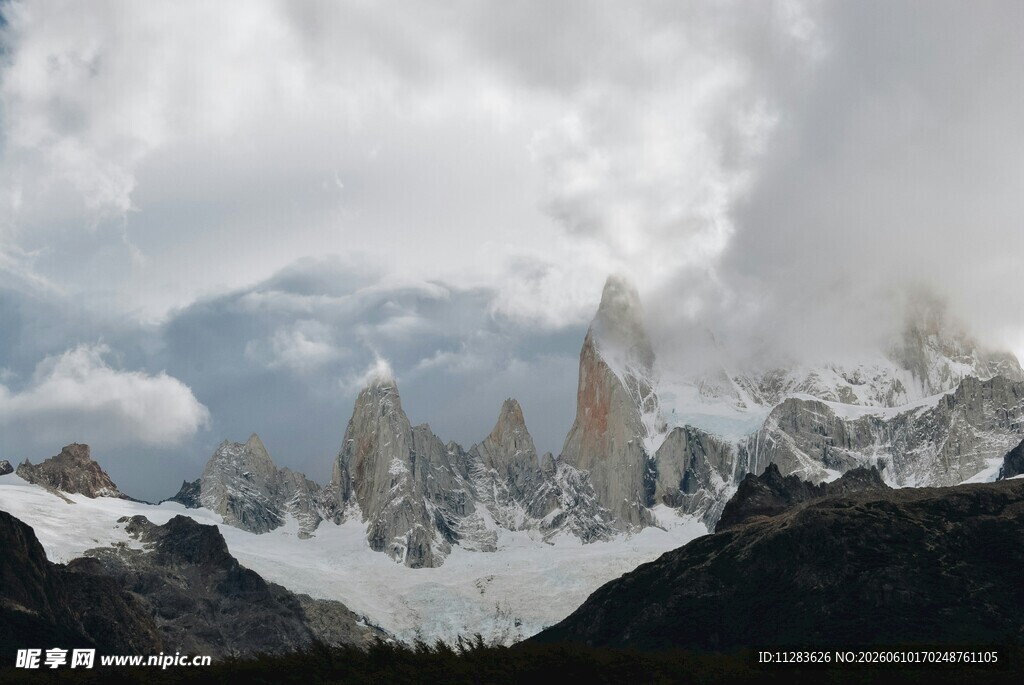壮丽雪山景观