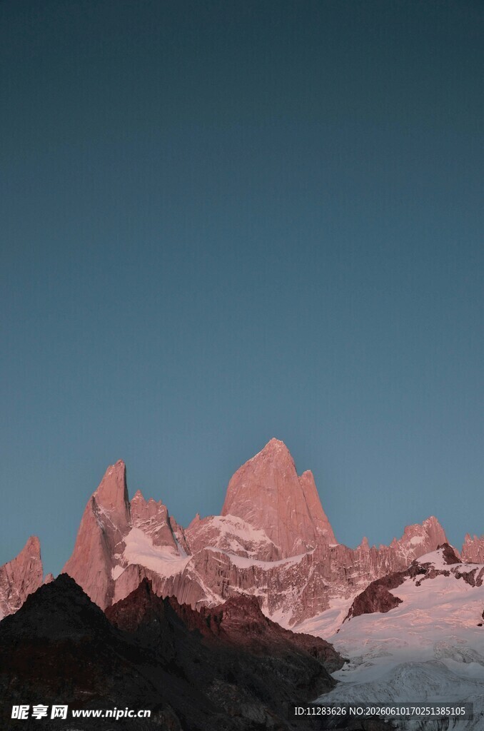 夕阳下的壮丽雪山