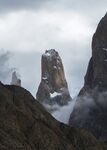 云雾缭绕的壮丽山峰