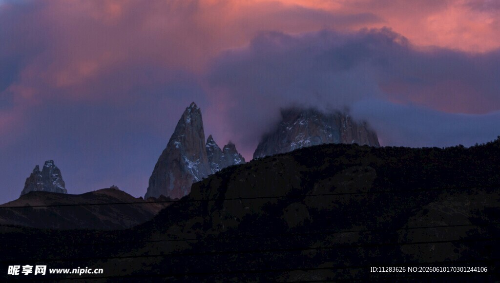 黄昏下的壮丽山峦