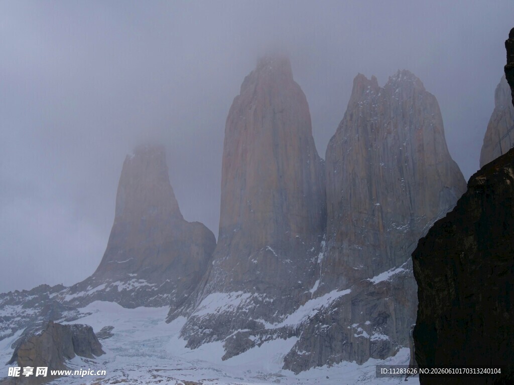 云雾中的巍峨雪山群峰