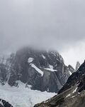 云雾缭绕的壮丽雪山景观