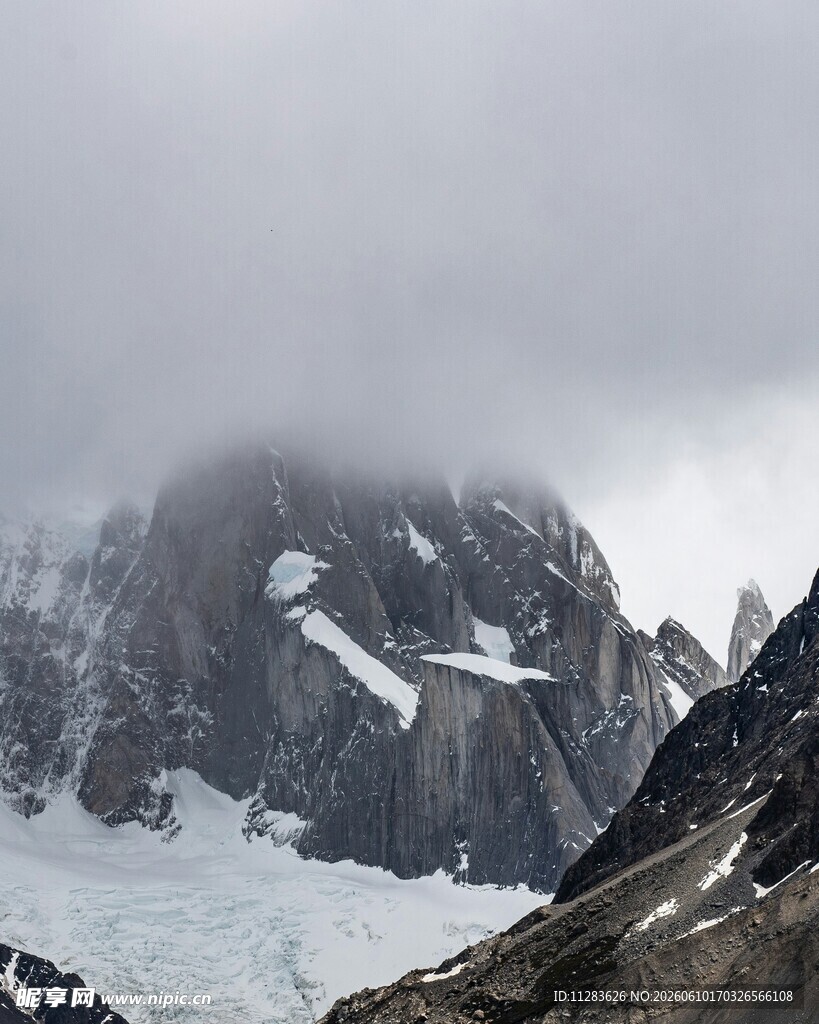云雾缭绕的壮丽雪山景观