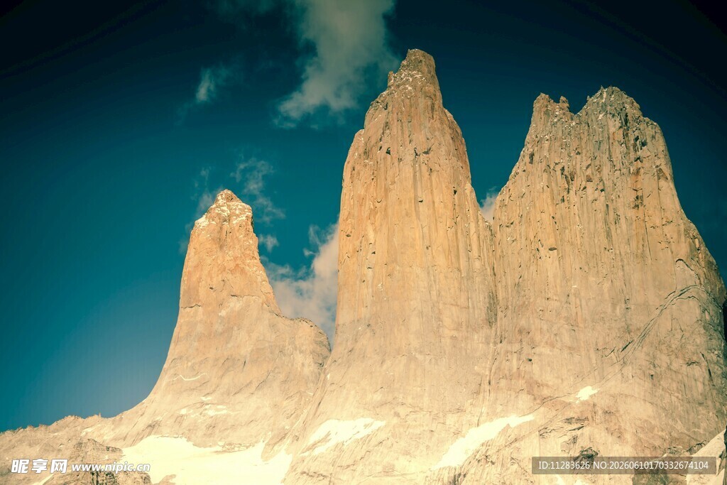 壮丽山峰景观