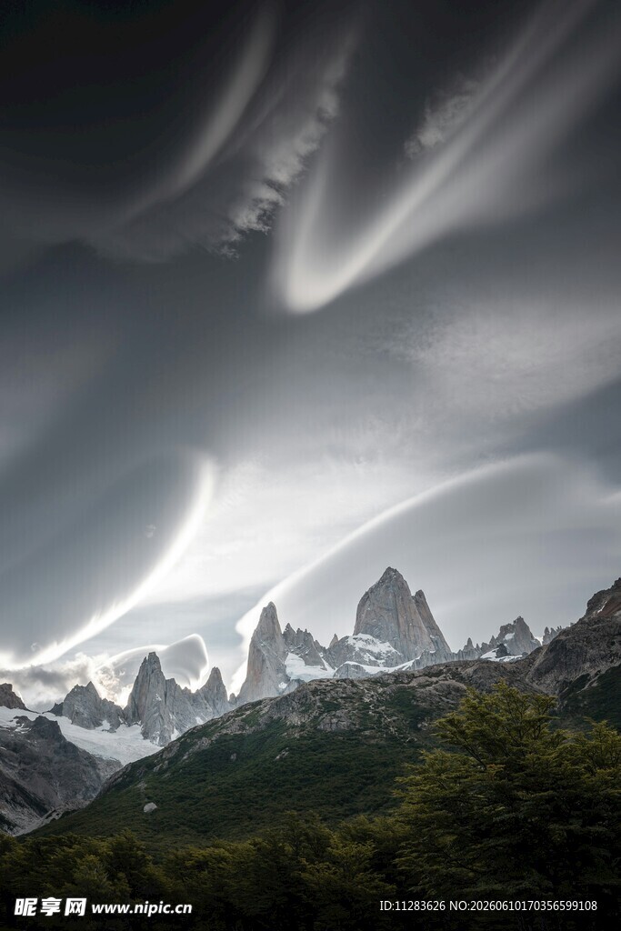 壮丽雪山与奇幻天空景观