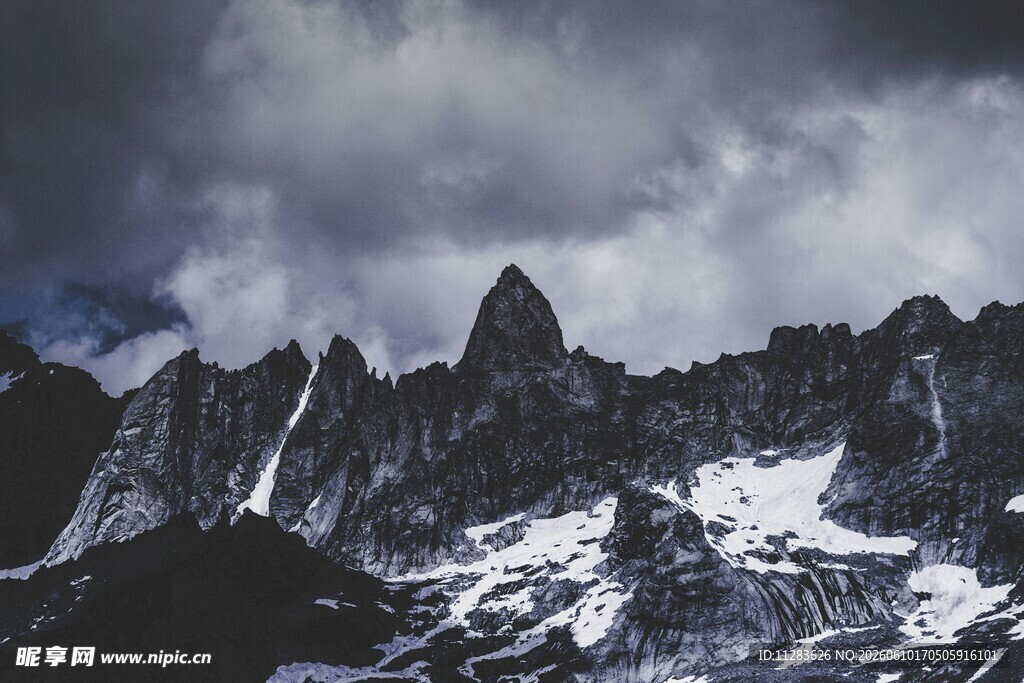 壮丽雪山景观