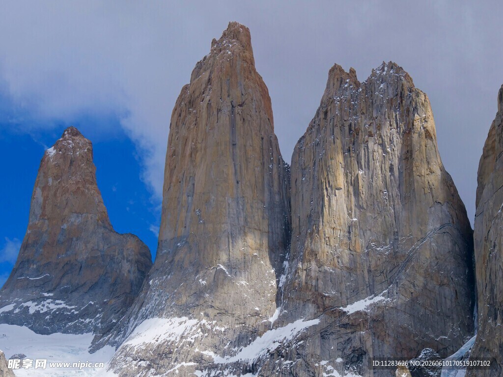 壮丽雪山尖峰景观