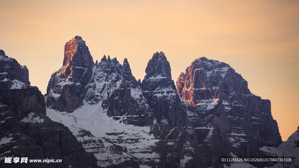夕阳下的壮丽雪山群峰