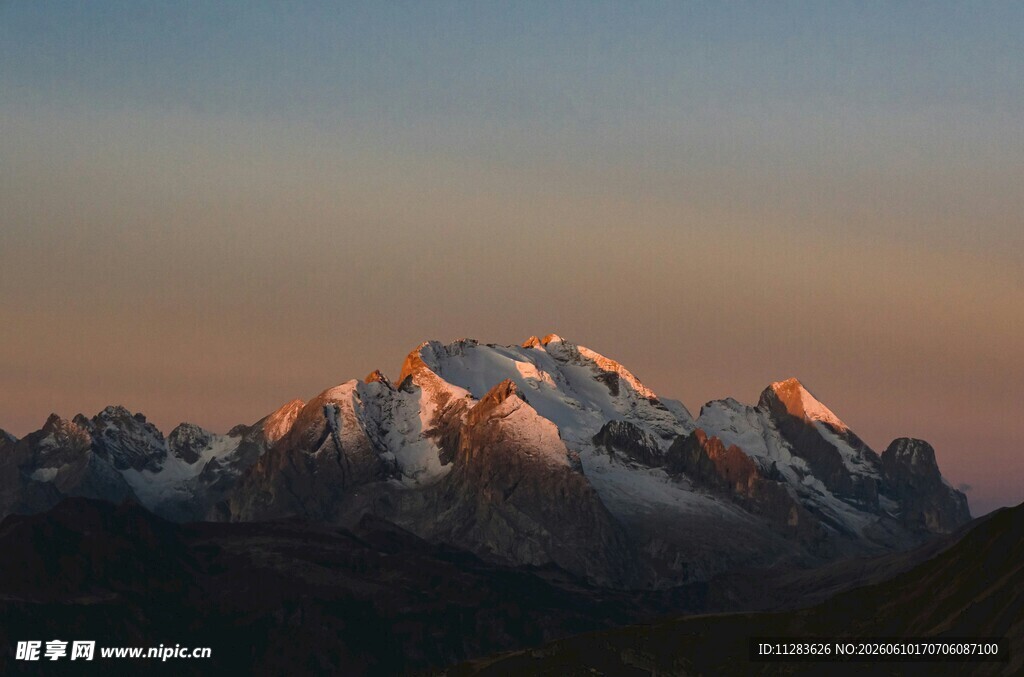 夕阳下的壮丽雪山