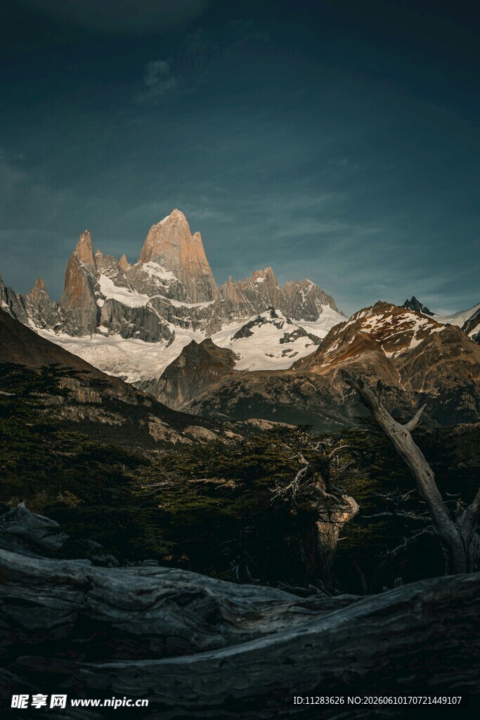 壮丽雪山景观