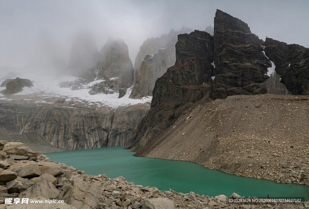 高山湖泊壮丽自然景观