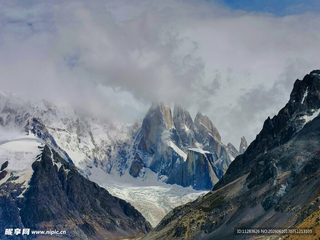 壮丽雪山景观