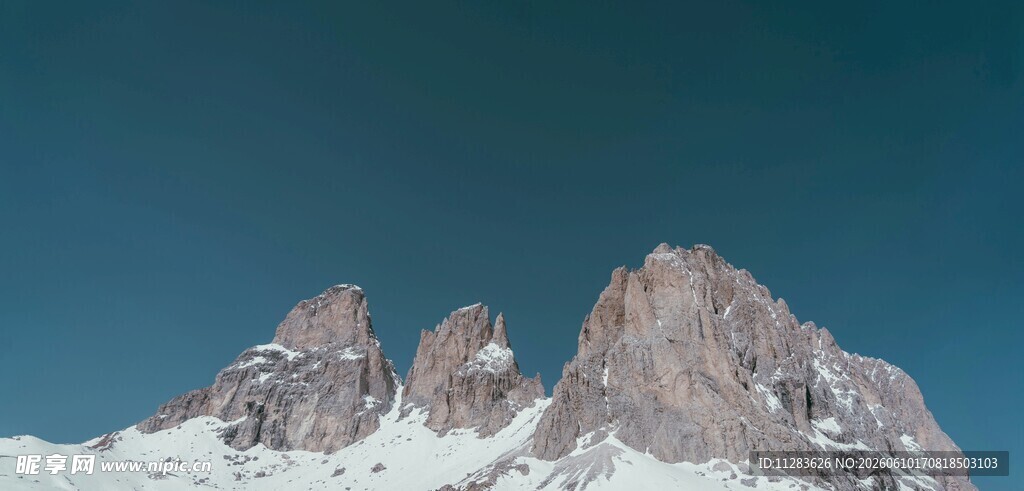 巍峨雪山壮丽