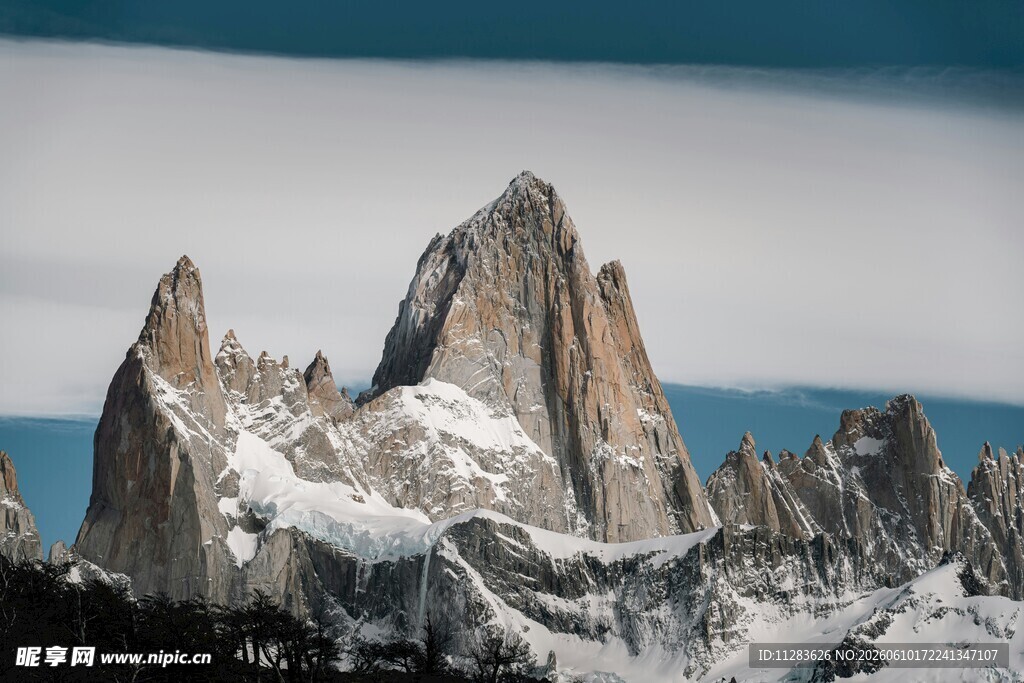 巍峨雪山壮丽山峰景观
