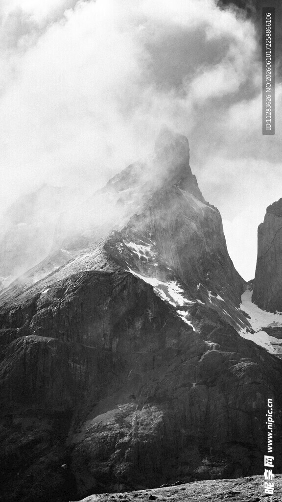 云雾缭绕山峰