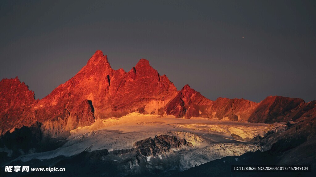 夕阳下的壮丽雪山
