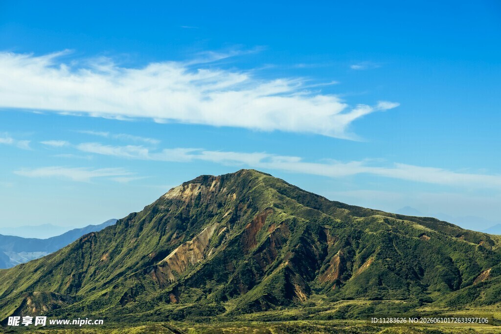 巍峨青山蓝天相伴