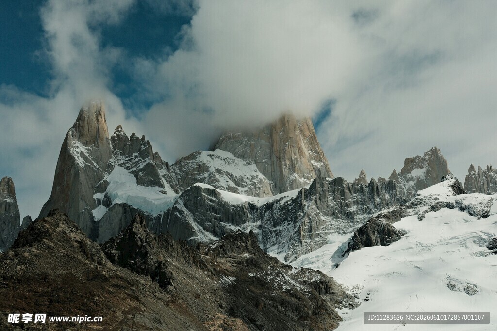 壮丽雪山景观